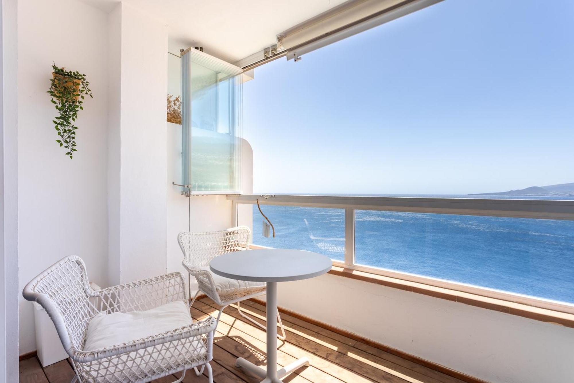 Home2book Breathtaking Ocean Views Apt,